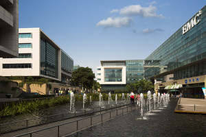 KIC Plaza I和II拥有引人注目的开放空间和水景,为上班族提供了一个安静的休息场所。 (水陆)