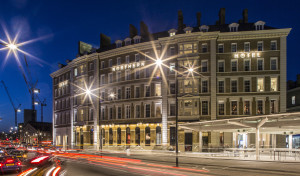 北方大酒店（Great Northern Hotel）：这家拥有90间客房的酒店毗邻国王十字车站（King's Cross Station），其原始的1854年建筑特色在修复过程中得以保留，反映了整个计划中以文化遗产为主导的方法。 （约翰·斯特罗克）