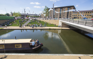 开放空间占该计划的40％。 粮仓广场（Granary Square）是十个新广场之一，设有1000多个精心设计的喷泉，树木和运河边台阶。 （约翰·斯特罗克）