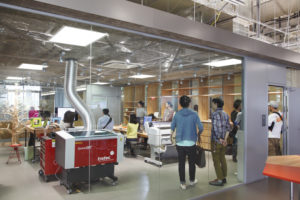 KOIL Factory提供3D打印机,激光切割机和其他工具,可将构想更快地转换为三维原型。