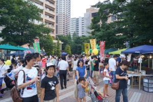 居民和游客在住宅区享受夏日街头集市。